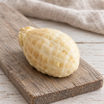 Swojski ser podpuszczkowy z czosnkiem niewędzony 350g na drewnianej desce