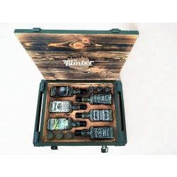 Skrzynka na alkohol z butelkami i kieliszkami